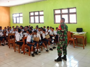 TNI Masuk Sekolah! Babinsa Tanamkan Jiwa Nasionalisme Sejak Dini kepada Siswa SMP di Perbatasan