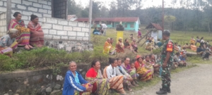 Babinsa Koramil 1618-02/Miobar Jalin Kedekatan dengan Ibu-Ibu Lewat Komsos di Desa Binaan