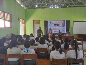 Tanamkan Semangat Nasionalisme, Babinsa  Koramil 1618-01/Miotim Hadiri MPLS di SMA Kristen Petra Kefamenanu