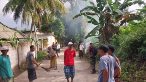Upayakan Lingkungan Bersih, Babinsa Ajak Warga Bersih-Bersih Kampung