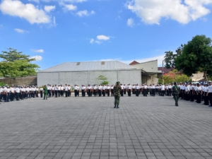 Tabanan – Dalam rangka Masa Pengenalan Lingkungan Sekolah (MPLS), Pasiops Kodim 1619/Tabanan Kapten Cke I Gede Resmanto memberikan pelatihan kedisiplinan dan wawasan bela negara kepada para siswa baru SMK Triatmajaya yang berlokasi Desa Delod Peken, Kec. Tabanan, Sabtu (19/7/2025).   Didampingi dua orang personel Kodim, Kapten Cke I Gede Resmanto menyampaikan materi tentang pentingnya kedisiplinan, rasa cinta tanah air, dan semangat bela negara sebagai bagian dari karakter dasar generasi muda. Pelatihan ini juga diisi dengan kegiatan fisik ringan, pembinaan mental, serta pembekalan nilai-nilai Pancasila dan semangat kebangsaan.   “Pelatihan ini bertujuan membentuk karakter siswa yang disiplin, tangguh, serta memiliki rasa tanggung jawab terhadap diri sendiri, keluarga, dan bangsa. Semangat bela negara harus mulai ditanamkan sejak dini agar generasi muda tidak mudah terpengaruh oleh hal-hal negatif,” ungkap Kapten Resmanto saat memberikan arahan di hadapan para siswa.   Ia juga menambahkan bahwa kegiatan semacam ini merupakan wujud sinergi antara TNI dengan dunia pendidikan dalam membangun karakter dan kepribadian pelajar yang kuat dan berintegritas.   “Dengan pelatihan ini, diharapkan para siswa baru dapat menjalani masa pendidikan dengan semangat, disiplin, dan memiliki kepedulian terhadap lingkungan serta bangsa.” Pungkas Kapten Cke I Gede Resmanto