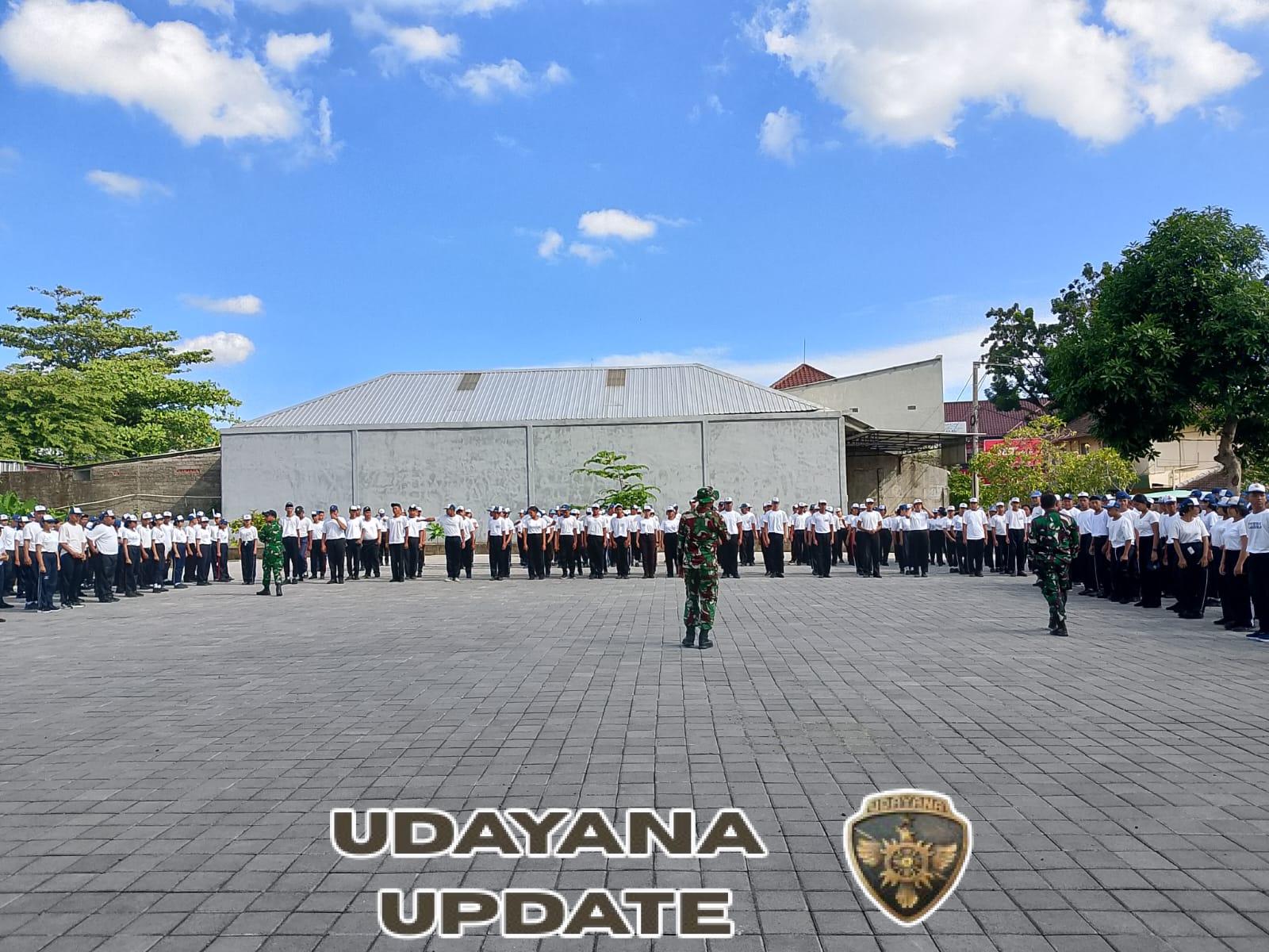 Tabanan – Dalam rangka Masa Pengenalan Lingkungan Sekolah (MPLS), Pasiops Kodim 1619/Tabanan Kapten Cke I Gede Resmanto memberikan pelatihan kedisiplinan dan wawasan bela negara kepada para siswa baru SMK Triatmajaya yang berlokasi Desa Delod Peken, Kec. Tabanan, Sabtu (19/7/2025).   Didampingi dua orang personel Kodim, Kapten Cke I Gede Resmanto menyampaikan materi tentang pentingnya kedisiplinan, rasa cinta tanah air, dan semangat bela negara sebagai bagian dari karakter dasar generasi muda. Pelatihan ini juga diisi dengan kegiatan fisik ringan, pembinaan mental, serta pembekalan nilai-nilai Pancasila dan semangat kebangsaan.   “Pelatihan ini bertujuan membentuk karakter siswa yang disiplin, tangguh, serta memiliki rasa tanggung jawab terhadap diri sendiri, keluarga, dan bangsa. Semangat bela negara harus mulai ditanamkan sejak dini agar generasi muda tidak mudah terpengaruh oleh hal-hal negatif,” ungkap Kapten Resmanto saat memberikan arahan di hadapan para siswa.   Ia juga menambahkan bahwa kegiatan semacam ini merupakan wujud sinergi antara TNI dengan dunia pendidikan dalam membangun karakter dan kepribadian pelajar yang kuat dan berintegritas.   “Dengan pelatihan ini, diharapkan para siswa baru dapat menjalani masa pendidikan dengan semangat, disiplin, dan memiliki kepedulian terhadap lingkungan serta bangsa.” Pungkas Kapten Cke I Gede Resmanto