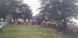 Peduli Lingkungan, Babinsa Manggis Ikut Gotong Royong Bersihkan Sampah Plastik