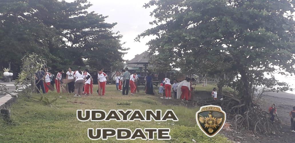 Peduli Lingkungan, Babinsa Manggis Ikut Gotong Royong Bersihkan Sampah Plastik