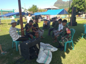 Babinsa Desa Desaloka Amankan Lomba Barapan Ayam di Sumbawa Barat