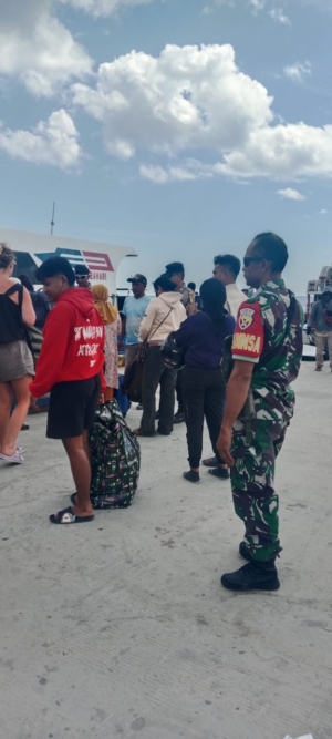 Sertu Nelson Sine Pantau Kedatangan Kapal Expres Bahari 8E di Pelabuhan Ba’a