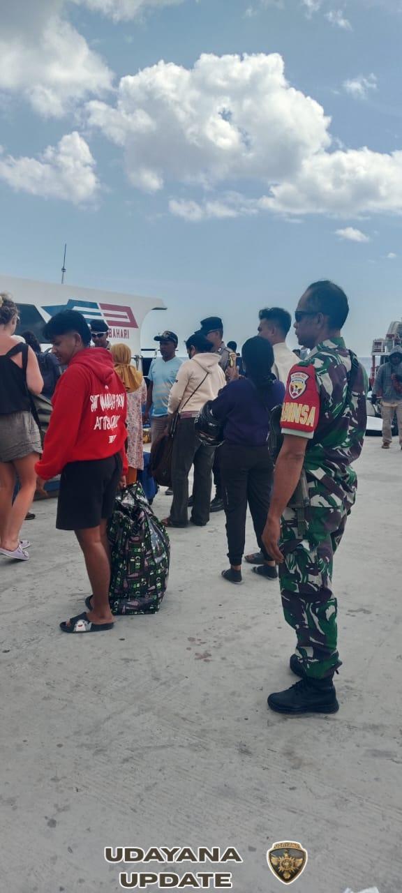 Sertu Nelson Sine Pantau Kedatangan Kapal Expres Bahari 8E di Pelabuhan Ba’a