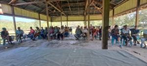 Dukung Kesejahteraan Masyarakat, Babinsa Karera Dampingi Pembagian BLT-DD