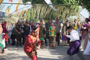 Dandim 1628/SB Hadiri Pawai Budaya dan Pembukaan Pagelaran Sandeka Dilao’ 2025 di Labuan Lalar