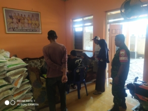 Babinsa Desa Luar Dampingi Penyaluran Bantuan Beras untuk 349 KK dari Badan Pangan Nasional
