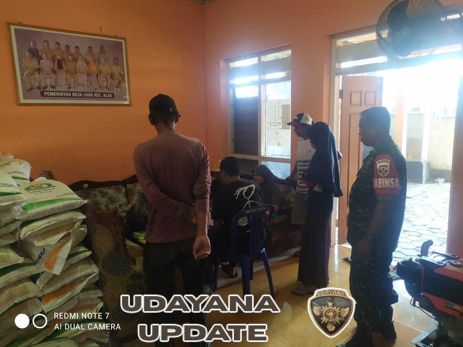 Babinsa Desa Luar Dampingi Penyaluran Bantuan Beras untuk 349 KK dari Badan Pangan Nasional