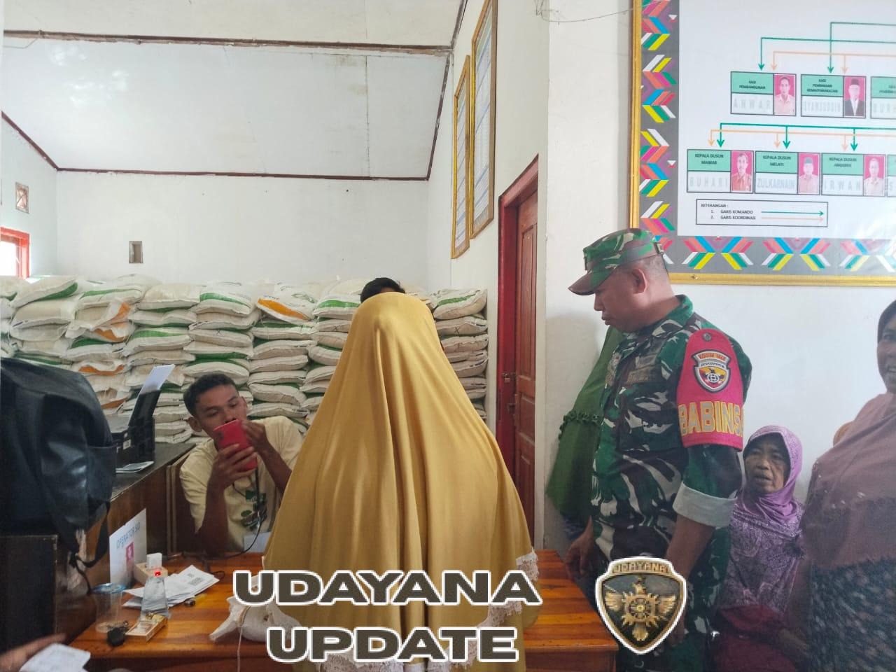 Babinsa Koramil Bolo Amankan Pembagian Beras untuk 979 KK di Desa Tambe