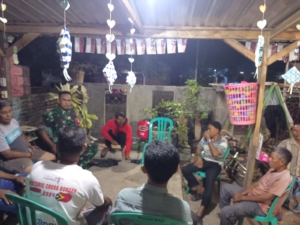 Babinsa Mbawi Giatkan Patroli Ronda Malam, Bangun Rasa Aman dan Solidaritas Warga