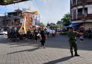 Tugas Babinsa: Pelda Heru Prasetyo Jaga Keamanan Upacara Ngaben di Tengah Warga