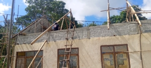 Membangun Desa, Babinsa Terjun Langsung Bantu Pemasangan Kap Kayu di Kantor Desa