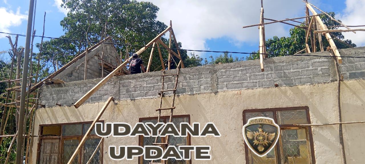 Membangun Desa, Babinsa Terjun Langsung Bantu Pemasangan Kap Kayu di Kantor Desa