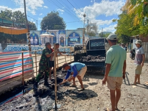 Babinsa Baralau Bersama Warga Gotong Royong Perbaiki Saluran Air Jalan Tente–Parado