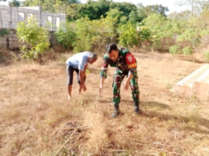 Patroli Wilayah Babinsa Bantu Warga Bersihkan Halaman Rumah