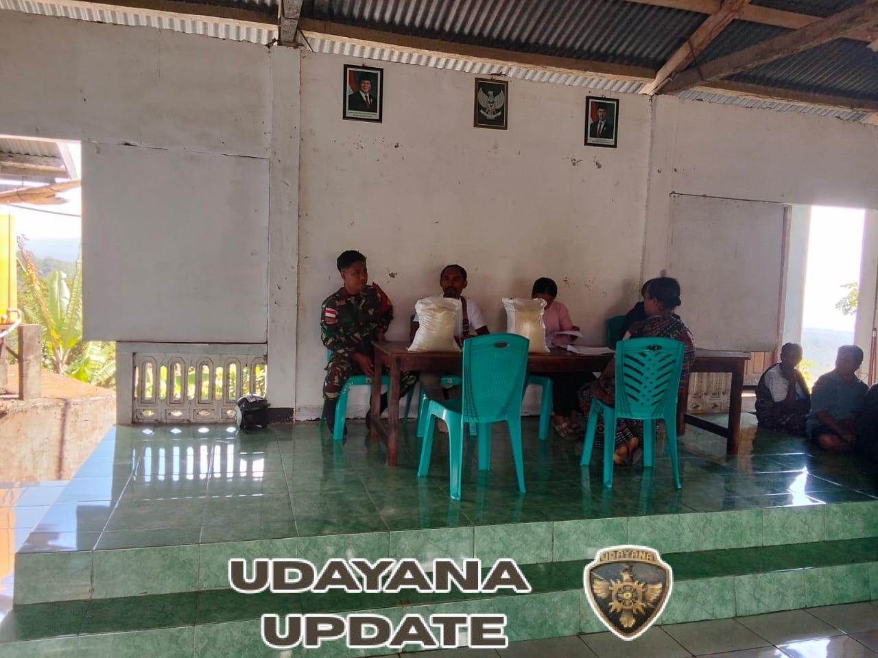 Babinsa Salurkan Bantuan Beras Bulog kepada 207 Keluarga di Desa Blatatin.