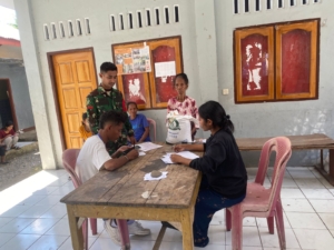 Babinsa Pastikan Penyaluran Beras Bulog Tepat Sasaran di Desa Namangkewa.