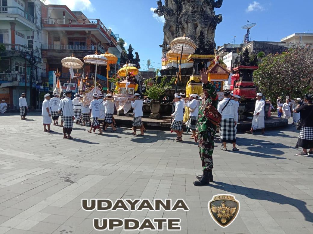 Dihadiri Ratusan Warga, Babinsa Koramil Klungkung Bersinergi Kawal Ketat Upacara Pemelastian