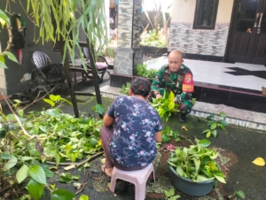 Jaga Kebersihan Lingkungan, Babinsa Bakas Adakan Anjangsana dan Komsos