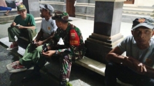 Patroli Malam Sinergis: Babinsa Selisihan Amankan Wilayah Saat Warga Terlelap