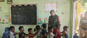 TNI Peduli Gizi Anak, Babinsa Ende Bagikan Makanan Sehat di Sekolah