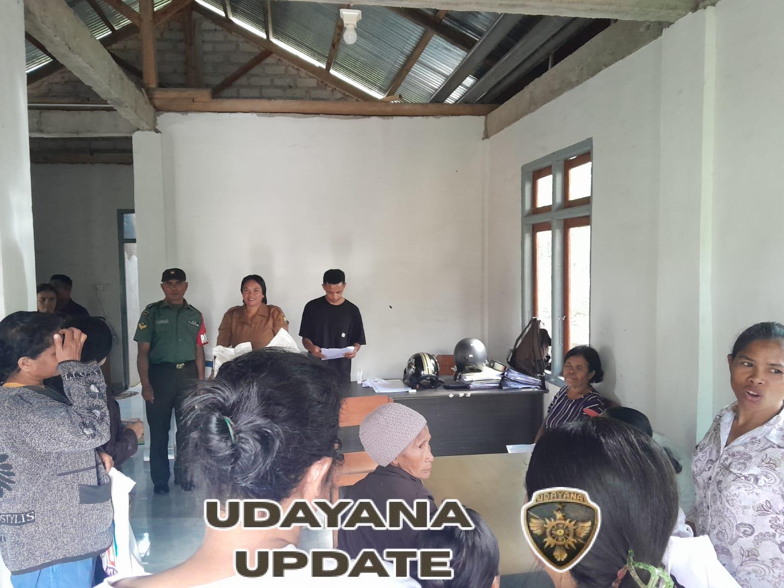 Babinsa Koramil 1612-01/Ruteng Dampingi Penyaluran Beras Bantuan Bulog di Karot Tadong