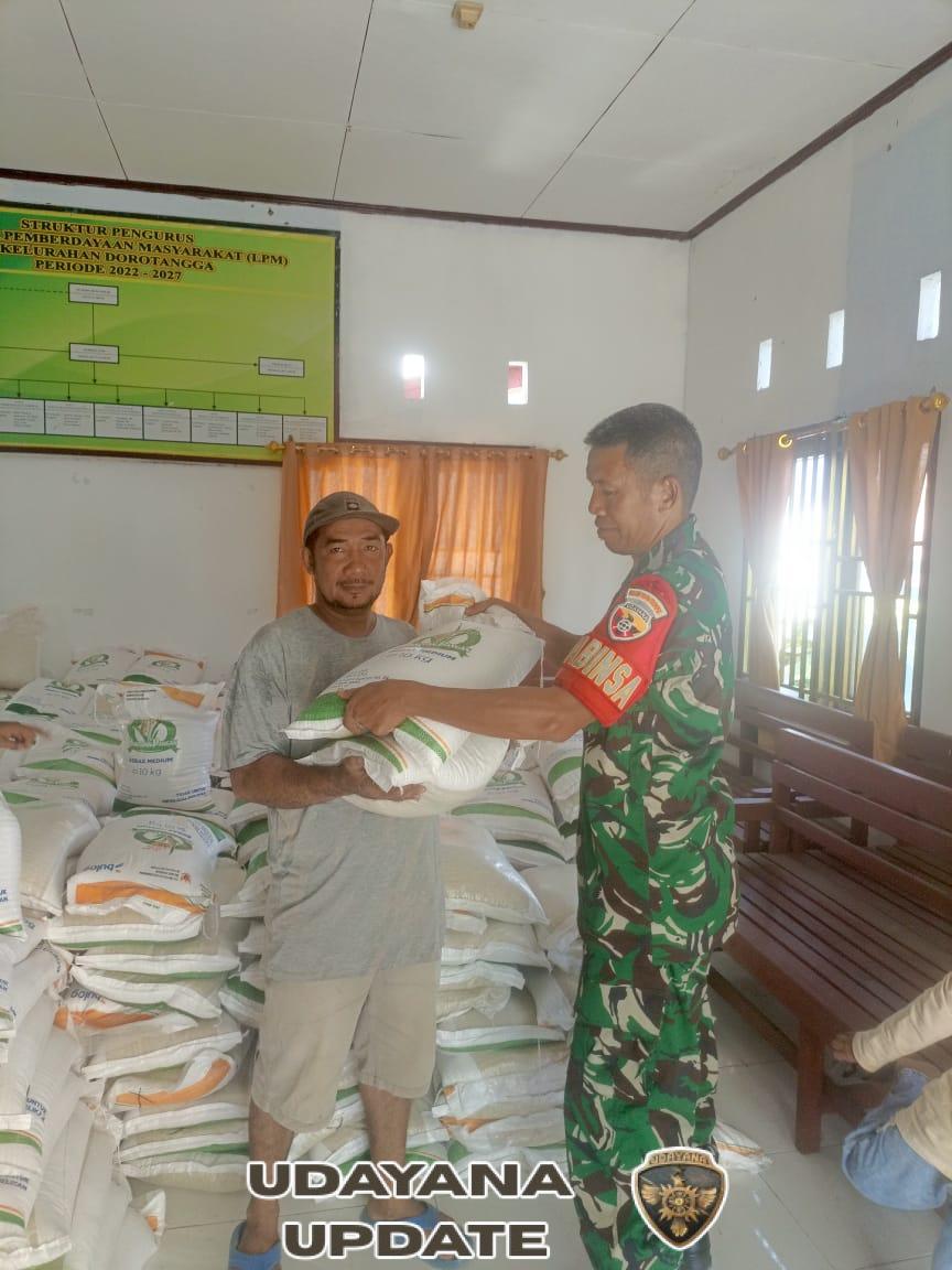 Babinsa Dorotangga Kawal Penyaluran 4,5 Ton Beras Bantuan Pangan Nasional