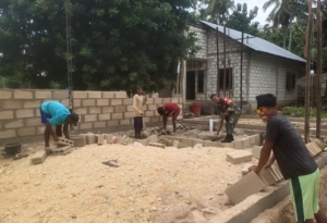 Wujudkan Kepedulian, Babinsa Bersama Warga Buat Bangun Gereja