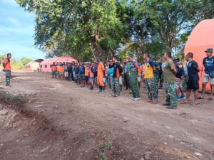 Personel Kodim 1603/Sikka Berkontribusi Dalam Pembangunan Hunian Sementara di Flores Timur.