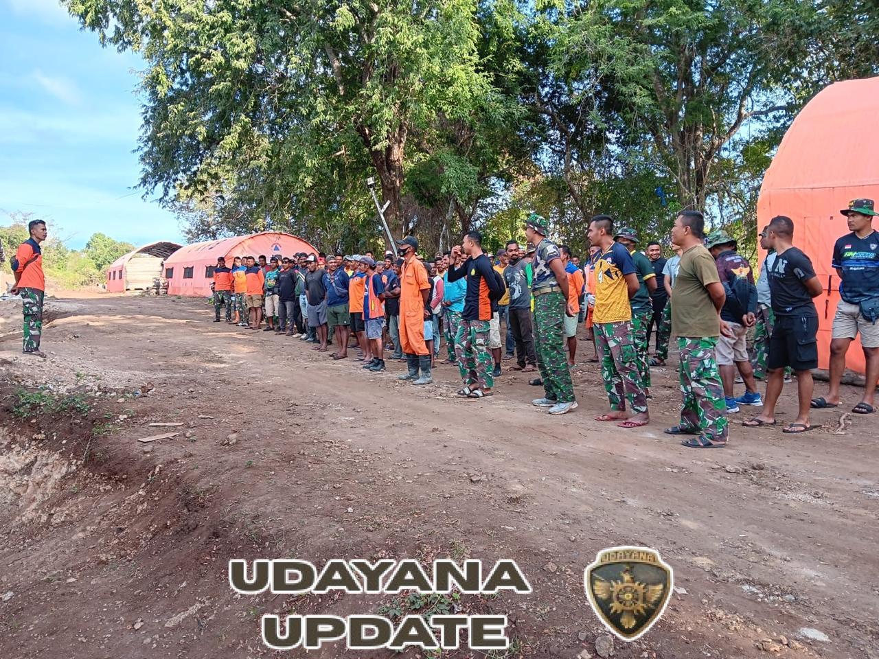 Personel Kodim 1603/Sikka Berkontribusi Dalam Pembangunan Hunian Sementara di Flores Timur.