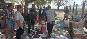 Babinsa Koramil 1618-03/Insut Sertu Albino Leki Pantau Harga Sembako dan Jaga Keamanan Pasar