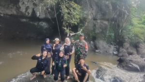 Babinsa Bilebante Dampingi Mahasiswa KKN Unram Observasi Sungai Kokok Babak
