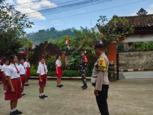 Back To School, Hari Pertama Sekolah Di SDN Selisihan DiTinjau Babinsa