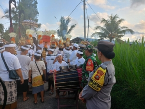 Aparat Gabungan Melaksanakan Pengamanan Upacara Melasti Di Desa Getakan