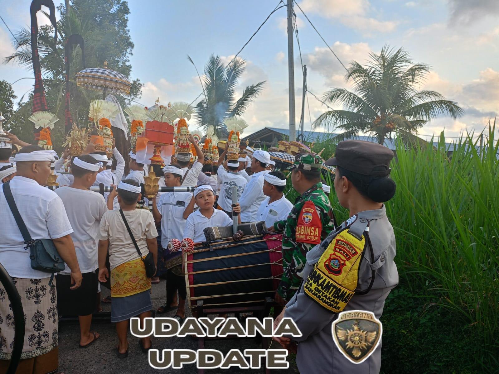 Aparat Gabungan Melaksanakan Pengamanan Upacara Melasti Di Desa Getakan