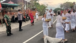 Serka Yulianta Awasi Kegiatan Persembahyangan di Dusun Lepang Kangin, Desa Takmung