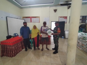 Babinsa Rempe Sertu Junaidin Awasi Penyaluran 1,7 Ton Beras Bantuan Pangan