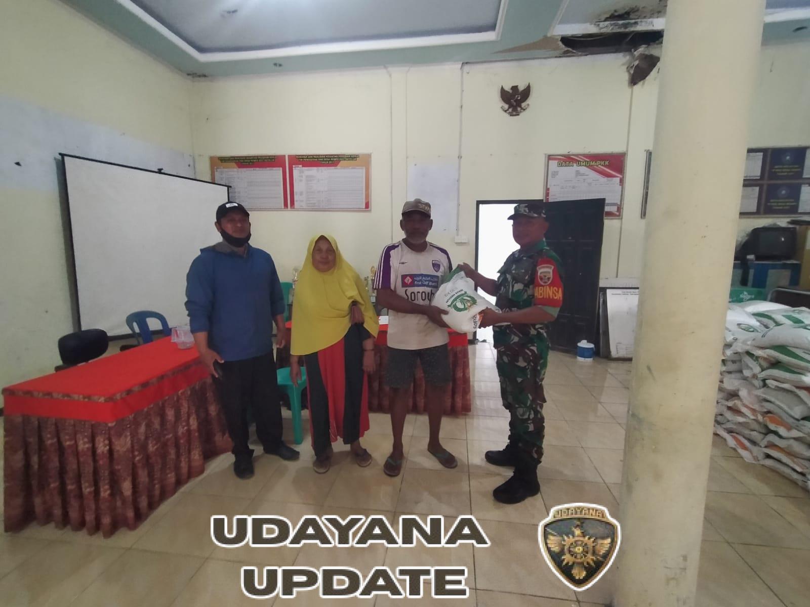 Babinsa Rempe Sertu Junaidin Awasi Penyaluran 1,7 Ton Beras Bantuan Pangan