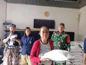 Sinergi Babinsa dan Bhabinkamtibmas Desa Duda Utara Awasi Pendistribusian Bantuan Beras CPP