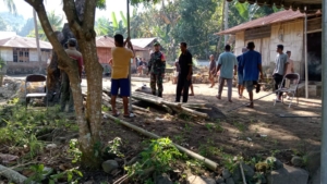 Gotong Royong Bersama Warga, Babinsa Koramil 1602-01/Ende Laksanakan Karya Bakti di Lokoboko