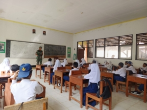 Babinsa Masuk Sekolah Ajak Siswa Katakan “Say No to Drugs”