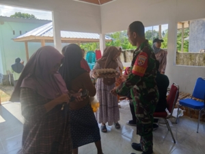Babinsa Dampingi Penyaluran Gerakan Pangan Murah di Desa Aikkangkung
