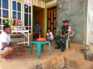 Babinsa Koramil 1627/02 Pantai Baru Komsos dengan Warga Desa Lekona