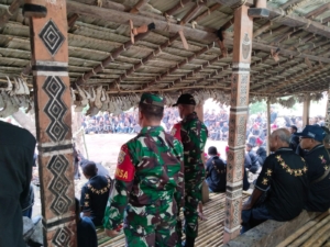 Babinsa Dukung Pelestarian Kebudayaan Lokal dengan Hadiri Acara Adat Koke Bale di Desa Lewokluwok