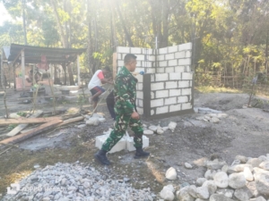 Gotong Royong Babinsa dan Masyarakat, Bangun WC Sehat di Desa Tuakele