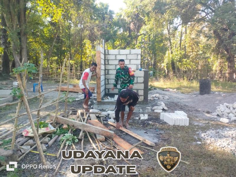 Babinsa Dampingi Masyarakat Desa Tuakele Bangun WC Sehat dengan Gotong Royong