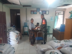 Babinsa Koramil 1603-04/Kewapante Pantau Distribusi Bantuan Beras Bulog di Wilayah Binaan.